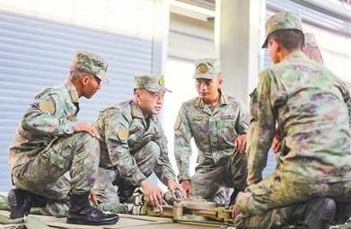 空军空降兵某部组织伞降装备保管授课。王 彬摄