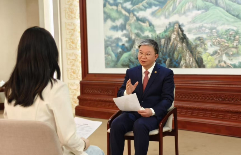严纯华接受人民网专访。董苗林 摄