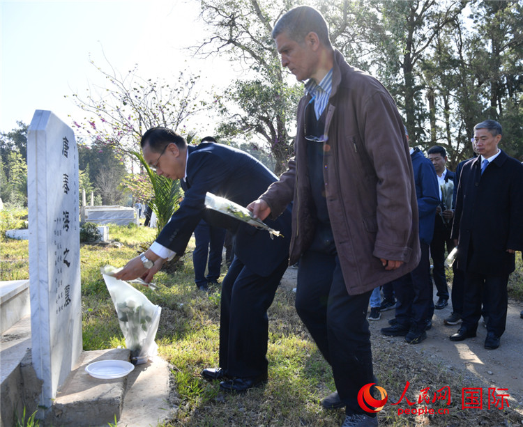 董广利大使敬献鲜花。人民网记者 郝瑞敏摄
