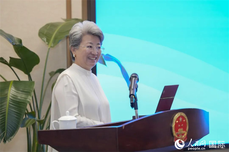 图为欧渤芊总领事在授课,人民网塔里克·易卜拉欣摄