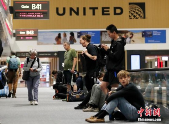 资料图：旅客在美国科罗拉多州丹佛国际机场候机。中新社记者 刘关关 摄
