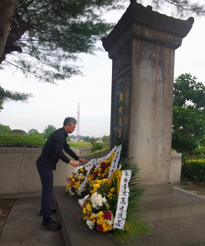 中国驻印尼大使王鲁彤整理花篮缎带。中国驻印尼使馆供图