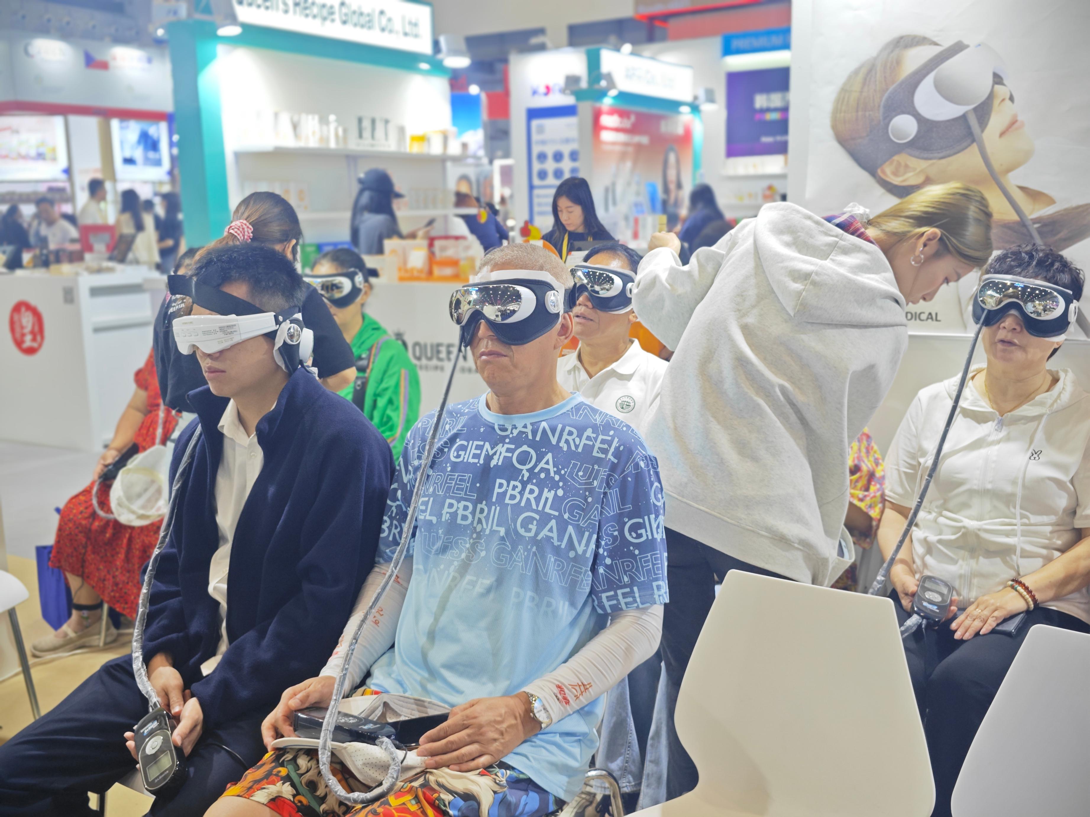 观展市民体验干眼症治疗器械。人民网记者 黄盛摄