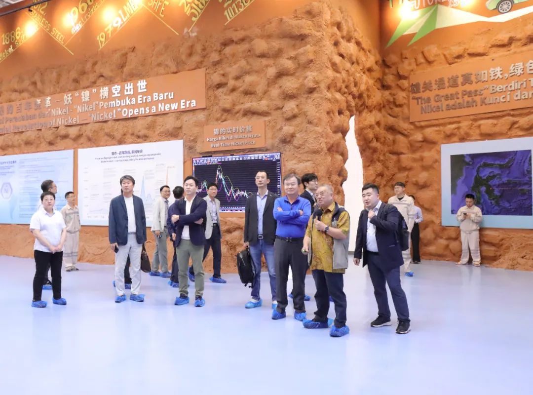 ▲ ECOPRO李东彩会长参观青美邦镍工业博物馆并题词“必能发展壮大”