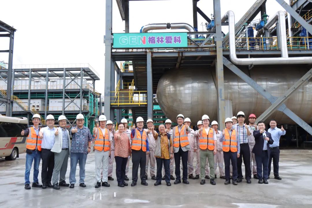 ▲ 许开华董事长与ECOPRO李东彩会长（前排中）一行在双方合资HPAL项目——格林爱科高压反应釜前合影