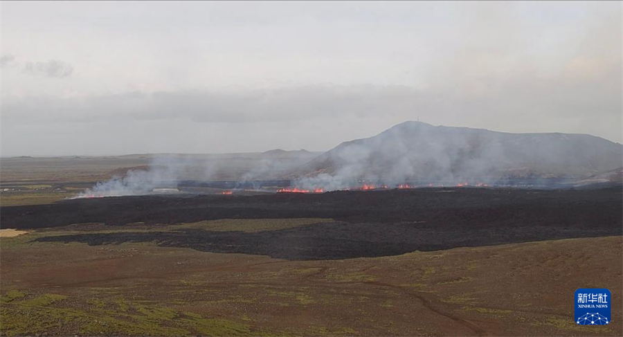这是4月1日在冰岛雷恰角半岛松兹努克火山地带拍摄的喷发的火山。新华社发(冰岛气象局供图)