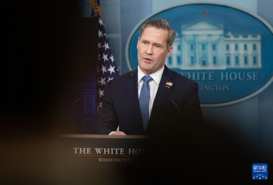 这是美国总统国家安全事务助理迈克尔·华尔兹在华盛顿白宫出席记者会的资料照片(2月20日摄)。新华社记者 胡友松 摄
