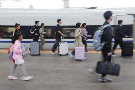 “五一”假期最后一天，长三角铁路迎来返程客流高峰。<a target='_blank' href='/'>中国新闻社记者Yang Bo的照片。 “ />在五月假期的最后一天，长江三角洲铁路始于乘客流量的高峰。中国新闻记者Yang Bo摄。
 文字/刘文文
 五月假期将结束。根据运输部的数据，从5月1日至5日，据估计，综合的跨区域流动人员将为14.67亿，每天平均为2.93亿，每年增长8.0％。
 在今年的五月天假期中，人们到处都是从热门美丽的地方到利基县，从热带雨林到无尽的海岸。游客不仅创造了新的技巧，而且在不同地方的文化旅游也完成了他们的课程 - 在国家旅行繁荣时期在一起。
 在许多地区收到的游客人数同比增加了
 假期还没有结束，不同的地方迫不及待地想显示他们的“卡回购”RTS”。
中国新闻服务记者Tong Yu的照片。 “ />在5月3日晚上，公民和游客观看了武奎运河街区的文化主题的表演。
 在五月天假期的四天前，天津总共获得了1369.8万游客，同比增长21.5％；内蒙古总共获得了135.61万名国内游客，同比增长12.46％；在山东监视的200个旅游景点获得了超过2200万游客； Hubei A-Level旅游景点总共获得了152.861亿个旅游业，同时增长了25.46％，而酒店评级为79.19％；福建追踪了4A级，好的地区总共获得了58.43亿游客，去年同期增长了24.2％。
 面对五月假期期间新兴人群，不同的地方有D一位他们的作业 - 家庭为止的服务和“普遍”的游客。重庆的Rongchang地区政府食堂已成为“互联网名人入住点”。山东的一个令人惊叹的地方散布着蛤lam，向海上开车的游客。同时，娱乐市场是一个亮点。在五月天的假期期间，有60多个星级音乐会成小组举行，舞台灯光亮丽和热co形。 “名人音乐会 +无形的文化遗产庙展”已成为“城市休闲”增长的重要推动力。
 “ 1小时直接高速金属”成为主流
 当难以找到铁路乘客的数量达到创纪录的高距离火车票时，人们将注意力转向铁路票，以“一小时的高速直接进入”。
 Tongcheng Travel Data显示，在今年的五月假期里，中国几乎所有流行的十个火车路线都是“一次性高速Direct路线“途径。具体来说，它包括：南北北北；昆明 -  Qujing；北京南锡金；昌chun-jilin（城市）； kunming-yuxi; kunming-yuxi;北温纽北北北 - 北北 - 北 - 北，suzhou-uhanghai；
 “ 1小时直接高速铁路”的流行路线不仅涵盖了北京，上海和广州等一级旅游城市，而且还包括非第一城市，例如Qujing，Yuxi，Yuxi，Wanzhou，Bijie，Bijie，bijie，khuzhou和Mianyang。选择“扭转旅程”以享受假期。
 “县旅行”出现在一个突然的世界中
 今年的假期，“县旅行”热潮渗透了。许多游客不再聚集在传统的受欢迎城市，而是要注意吸引人的小城市。
 在五月的假期期间，吉林（Jilin）和旺庄（Wenchang）和海南（Hainan）的林申（Lingshui）非常受欢迎，寻找新兴县（例如鲍尔塔拉（Bortala）和xinzhou）的普及增加了博士敏捷地。游客也受到游客的喜爱，例如里佐（Rizhao），甘南（Gannan），加南（Gannan），加农（Gannan），埃兹（Eze），伦卡布（Eze），朗南（Longnan），lianyungang，chengde，enshi和bazhong的城市也受到游客的喜爱。位于帕米尔高原（Pamir Plateau）的Tashkurgan Tajik Autonomous County已成为新的Internet登机场所，可欣赏到新疆南部的美丽景色。南部 - 西洋齐村和达利安县县的Xingyi市也是避免人群并享受山脉和海洋的绝佳选择。
中国新闻服务记者李·贾克西安（Li Jiaxian）的照片。 “ />在5月3日，在国籍和狂欢节上，进行了种族民间文化和艺术表演，Yange Square的形成显示了五颜六色的种族实践。
 丰富的娱乐活动增加了5月“前往县”的普及。 5月1日，2025年海南省“乡村歌曲”展览和表演活动“乡村歌曲”进入了Yanoda Tropical Rainforest，这带来了TOU盛有一个充满农村风格和活力的文化盛宴。 2025年5月2日，华盛顿州国家西贡利狂欢节在人民省图书馆城的Cangyuan WA自主县举行。由天然原材料制成的油漆互相期待以表达祝福。
 中国游客和外星人在两个方向上冲向前线
 当漫长的假期遇到理想的政策时，外部旅行的受欢迎程度会大大增加。 Fliggy数据显示，出站旅行票，酒店，巡游和其他商品的预订数量，这是国际邮轮预订的纳达莫尔（Nadamore）的数量。日本，泰国，韩国，马来西亚，越南，新加坡，印度尼西亚，法国等。与去年相比，冰岛，匈牙利，希腊，沙特阿拉伯，挪威，匈牙利，希腊，沙特阿拉伯，挪威等的“ 12小时飞行圈”预订量增长了170％以上。
中国新闻社记者Luo Yunfei的图片。 “ />在五月天的最后一天假期，haikou Meil​​an国际机场始于乘客返回流的高峰。 Phuo Yunfei的照片，中国新闻服务记者。
 即将到来的旅游市场得到了强劲的恢复。 CTRIP数据表明，五月假期期间的传入订单数量已扩大130％。上海，深圳，广州，北京，成都，重庆，杭州，Zhuhai，Xi'an，Qingdao和其他城市都在流行目的地列表中。
 值得一提的是，在假期之前，升级拆除税政策是在即将到来的旅游市场中的新动力。诸如“来上海购买商品”和“外国人已经将行李箱拖到Yiwu购买”之类的主题在社交平台上扩大了。 CTRIP数据表明，在假期中，上海，深圳，Yiwu和其他地区的传入旅行命令分别增加了138％，188％和60％的年龄，表现出强烈的中国市场吸引力对国际游客的吸引力。
 缺点政策和市场的“五劳动节”显示了中国经济的稳定性
 网民实际上看到了一张图片。体内有三个信号时，应该小心。
 Zha回应Xintong在创造中国斯诺克历史上首次赢得世界冠军
 “与领导者与县镇作战”非常受欢迎，退伍军人演员扮演恶棍。辞职以发泄您的愤怒并出售客户信息？一千元的收入被兑换为刑事处罚！
 您是否曾经陷入过“节日疾病”？
 八岁-OLD -CHEN XIEYANG：他拿下警棍和自由
 救出的雪豹如何恢复“ Ling Xiaozhe”？它要去哪里？
 从“熊猫命运”到“中国爱”：“ katyusha”和她的朋友
 打开门，您不应该停止假期和政府办公室
 在这一生中，必须去中国最大的县！
 中国如何破坏美国的信用拒绝情况
 返回提醒！这些“奖杯”可以是布鲁格吗火车上的HT？
 它会伤害您身体的操作。请勿在体内这些情况谨慎。
 在植物世界中，东西方的文化文化是什么？
 “县旅行”正在出现，刺激了县经济的新势头
 一种新型的054B导弹护卫舰-Qinzhou船，报告！
 Sheng Lahay Huang Yuting领先世界第一名。 “ Ganfan Brother”标记了10,000多分来创造历史 </div>
    <section class=