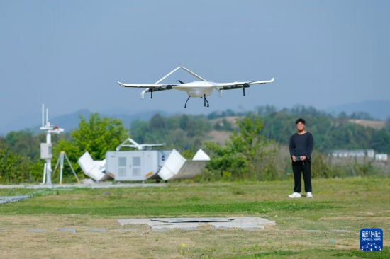 4月8日,在位于四川省成都市彭州市的国家级民用无人机驾驶航空试验基地“天空之眼”,工作人员在试飞一款垂直起降固定翼无人机产品。