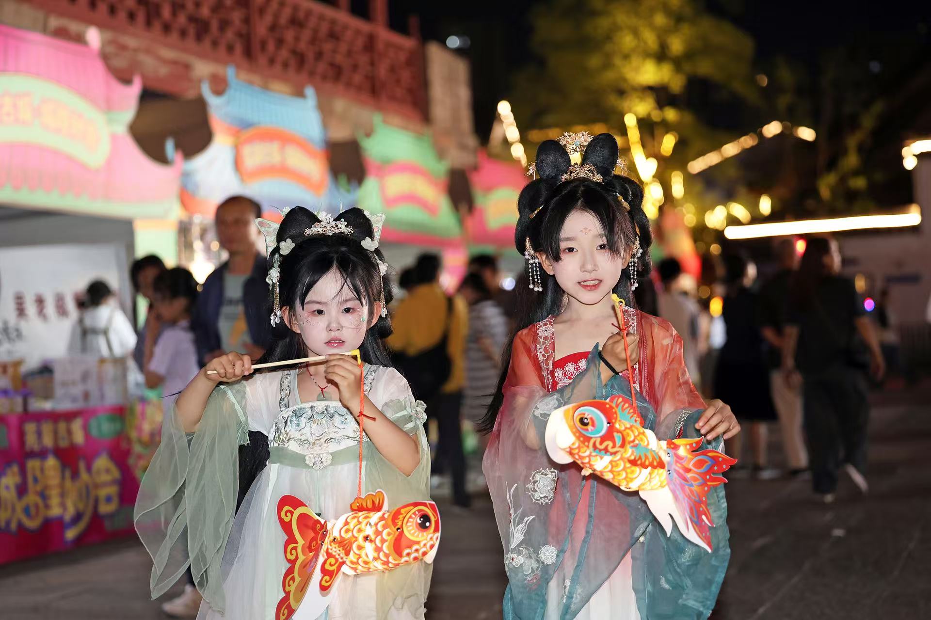 2025年5月2日晚,安徽芜湖古城,鱼灯巡游吸引游人驻足观看。(图片来源:视觉中国)