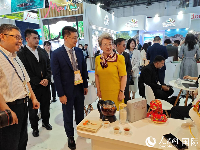 中国驻迪拜总领事欧渤芊(左四)到中国展台参观。