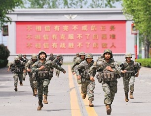 该旅官兵进行武装奔袭训练。季 鹏摄