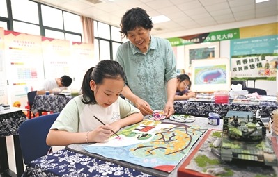 姚庄农民画传承人庄菊华指导学生绘制农民画。兰 珊摄