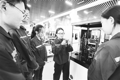 在山东科技职业学院实训基地里,教师(右二)正在现场教学。受访者供图