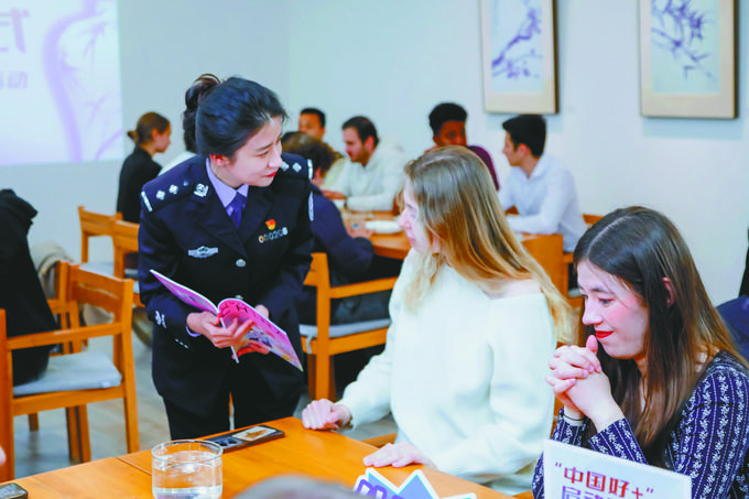 近日，天津市公安局出入境管理总队民警为外籍人士讲解出入境相关政策。<br>（由天津提供的照片提供的照片）
最近，天津公共安全局入境和退出管理队的警察解释了进入和退出外国人的回声。 （由Tianjin公共安全局提供的照片）
“我将家居注册从另一个地方移到了天津。我以为我要去某些地方，但我没想到会在不到半小时的时间内完成它！”最近，在天津公共安全局Hongqiao分公司的Heyuan警察局服务窗口中，微笑着。赵带有新任命的家庭注册书。
从“大规模运行差事”到“数据运输”，从窗户的便利到“指尖”服务，近年来，天津的公共安全都吸引了重新改革中的舒适感，并为高质量的开发护送提供了新的照片。在天津，当城市的208个警察局设置了服务窗口时，当“十字架”的热流 - 宾至如归的处理“正在悄悄地融化了数千英里的怀旧之情，当289个公共安全服务都“在线处理” ...到达时，政府服务的音乐会和整个Jingu land遍布的高质量发展的回报。
从“一站式服务”到“一单击式服务”  - 
门口的舒适改善了人们的幸福感
“惊人的！” “很方便！”最近，Hexi分行的Taihu Road警察局的一名警察正在微笑和教导Citizens Tolis通过使用“触摸”来获取数字 - 只是NFC的NFC运行并缓慢地将其固定在传感卡上，该系统会自动确定标识并排队信息直接获得数字。看着队列数字出现在电话上，预计等待时间，公民李女士感到震惊。
他收到的惊喜不仅如此。 “您可以直接通过'天津公共安全和人们的生计上传材料服务平台'申请居住许可证。您可以在线申请而无需带纸证书。“根据警察指南，李女士”在他的手机上点击了一些“单击”以完成申请程序。“从数字的收集到处理的完成，非常好。现在，我觉得Ibang公共安全服务。 “李女士无法控制它。
这种明智的升级来自对天津的技术加强公共安全的探索。通过破坏数据障碍，该市公共政府服务的渠道“在工作时”实现了。公民不仅说再见，还可以考虑通过手机进行实时处理的开发，从而使标准“旅行”。
近年来，天津的公共安全努力地促进了“一站式服务”的建设，以及天津公共安全的新一代人民谋生服务平台M再次提供了289家公共安全业务，并实现了所有“在线服务”。天津的公共安全还与相关的卡加瓦兰（Kagawaran）携手，以积极促进“良好的成就”，尤其是依靠城市的“一站式服务”平台一次完成“单子女出生”，而公民可以在网上进行不同的业务，例如婴儿的和解。
整合设备和不均匀的图像标准导致反复拍摄...加深的改革，一些技术困难逐渐出现。提安金公共安全局政府服务团的负责人张志被引入：“通过协调技术部门，公共安全部门已经克服了40多个问题。”
到目前为止，公共政府服务的不同媒体数量已大大增加：该市的商业和商业驾驶点增加到234，Pungsos接受身份证业务增加到286个，BordeR接受边境接受点增加到224，业务接受和业务释放点增加到47。
“随时执行”和“立即获取”  - 
“未关闭”服务解决了人们的紧急需求
居住在天津的张与他在中国香港的女友有关。他们正准备进入大厅，在香港拍摄婚礼照片。 “它坏了，我的签名已过期。”离开前一天，张女士有问题。
张女士在线审查了一台智能签证机，用于天津公共安全局的入境和退出服务大厅，该机构可以处理签证服务，供居民每天24小时去香港和澳门。 Zhang女士急忙开车去那里，在智能签名机的向导和哨兵下，这个地方就到位了。
经过重复迭代和升级后，当今的智能登录设备可以提供“智能快速处理”和“国家”旅行服务，并为香港和澳门的签约。自从这项服务的推出，该市的68,000名公民对“随时可用”感到满意，并且由于“未封闭”的政府服务，有3,000多名公民解决了他们的紧急需求。
在帮助天津发展的外国投资企业方面，天津的公共安全器官在240小时的无交通签证，处理外国签证的预防措施以及对中国外国人的永久居住资格的申请条件中进行了广泛的宣传。他们一直在进行深入研究和访问企业，积极回应需求和解决问题，并交换实用服务作为信托护理，以便更多的外国人才可以选择与天津战斗，而更多的外国投资企业可以选择在天津进行投资和繁荣。
犯罪和服务业务同时 - 
进一步优化法律业务环境
在Hongqiao区，公共安全器官已完全使用e智力权利的“移动警察局”的好处，迅速调查并打破了伪造品牌电缆的案件，并逮捕了三名犯罪嫌疑人；在Wuqing地区，包括行政部门在内的公共安全器官连续22例生产盗版书籍和销售的案例...
对一个案件的成功调查的要求表明，天津公共安全在保护智力权利方面取得了良好的结果。近年来，天津市政安全局付出了三种规模的“罢工，避免和服务”的努力，并与企业商会和行业协会进行了密切的沟通，建立了一个三级执法体系”
为了进一步发展法律商业环境，我们不仅应该打破犯罪，而且还应该为公司发展开发肥沃的土壤。
当投资组准备发展该市的第一个二手车交易市场时，运输等问题n计划，资格审查和运营安全性互相跟随。只有当公司消失时，分支机构是由警察团队组成的，包括交通管理，公共安全等。白天检查和计划的交通线，并讨论了晚上批准的过程，并帮助公司成功地采用了接近的批准方法。
据报道，天津公共安全局具有创新的“前部服务”和“分级响应”机制。警察去企业提出问题并解决问题。今年，他们为企业解决了300多个实际问题。在线开设了在线“帮助警察”，以在线回答公司法律咨询，并积累了建立涉及企业的在线服务系统的经验；继续调整和开展AOF活动，例如在市政和地区级别的“企业服务日”。在l两年来，已经组织和开展了400多个相关活动。有3,000多家私营企业。
（记者的张吉尼（Zhang Jingyi）
 （编辑：Wang Keyuan，Wang Xianjin）
 分享让许多人看到 </div>
        <ul class=