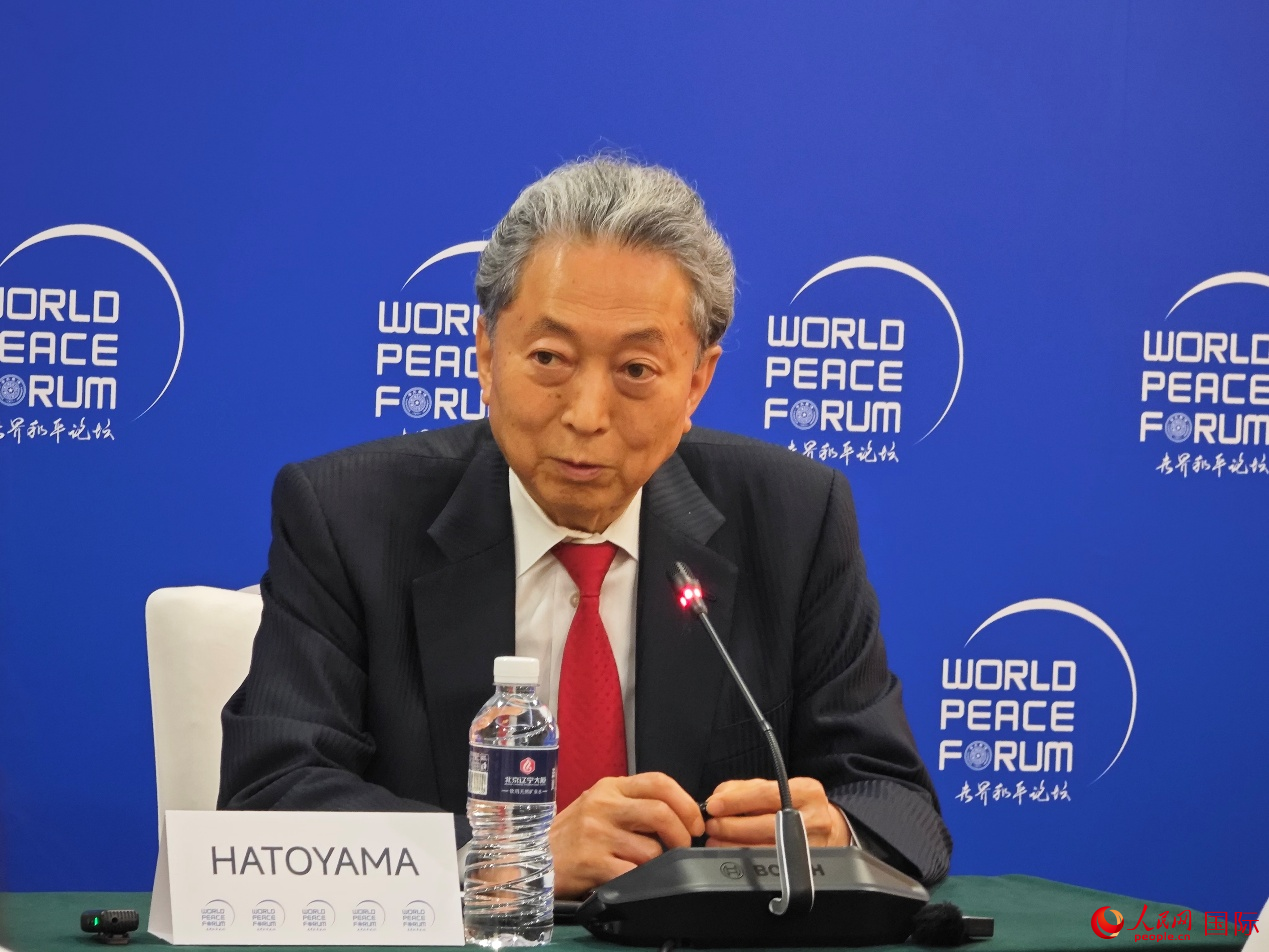 7月3日,日本前首相鸠山由纪夫在第十三届世界和平论坛期间出席专场新闻发布会。人民网记者 崔译戈摄