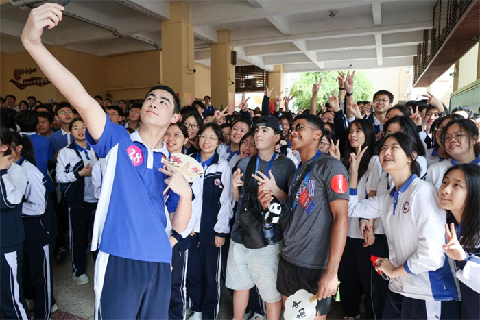 4月16日，在深圳南头中学，中美学生一起自拍留念。新华社记者梁旭摄