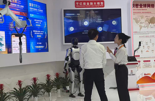 2025年服贸会期间,银行工作人员为观众介绍千亿级金融大模型。人民网记者 杜燕飞摄