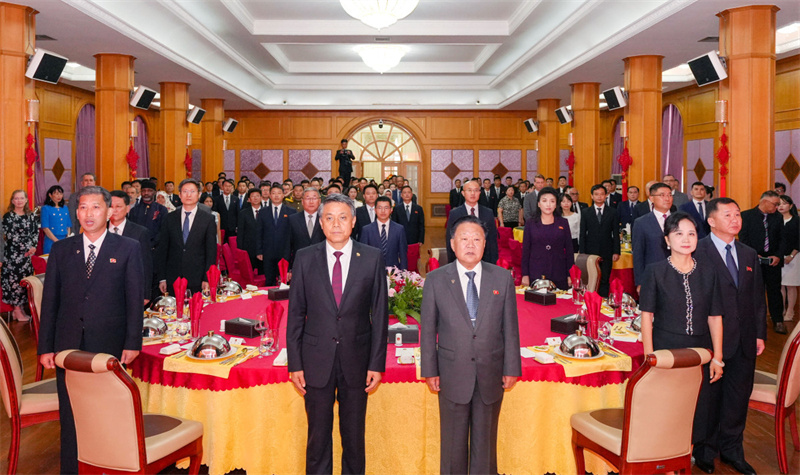 当地时间8月20日，中国驻朝鲜使馆举办纪念中国人民抗日战争暨世界反法西斯战争胜利80周年招待会。招待会开始前，演奏中朝两国国歌。中国驻朝鲜使馆供图
