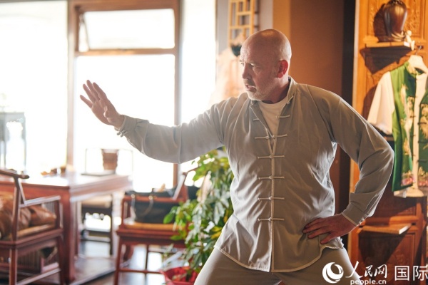 保罗·钱德勒在伦敦教授太极拳课程。杨浩鹏摄