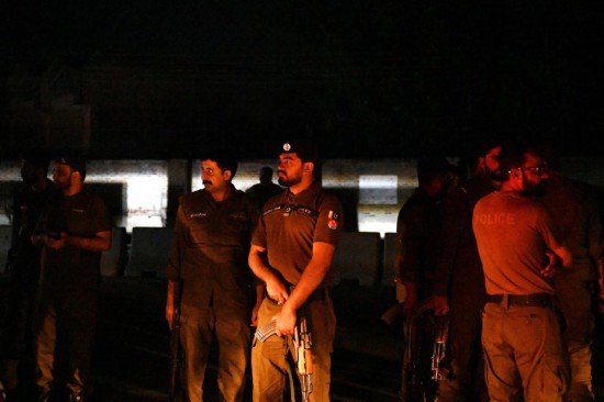 5月10日,警察在巴基斯坦拉瓦尔品第的努尔·汗空军基地附近警戒。新华社发(艾哈迈德·卡迈勒摄)