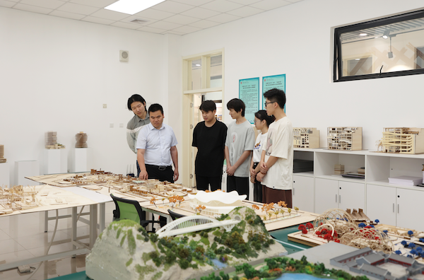 师生们在实验室研讨课题。校方供图