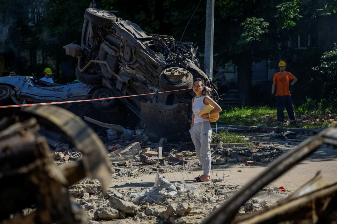 ▲当地时间2025年7月4日,乌克兰基辅,俄罗斯对乌克兰发动袭击,车辆被摧毁。图源ic