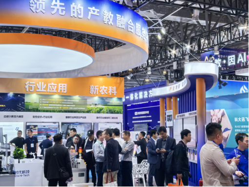 企业展区内,高科技吸引大家驻足。人民网记者 王海跃摄