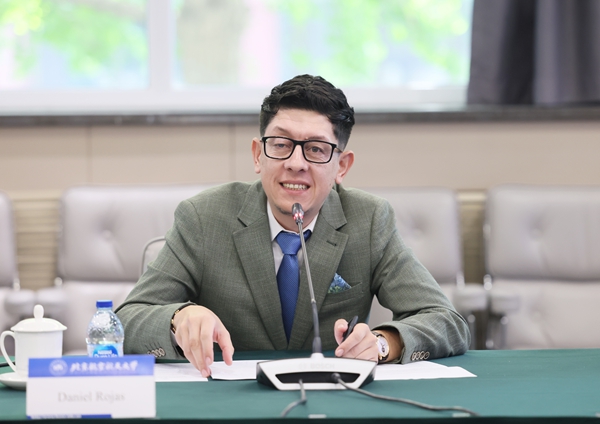 哥伦比亚教育部长丹尼尔?罗哈斯一行访问北京航空航天大学。北航供图