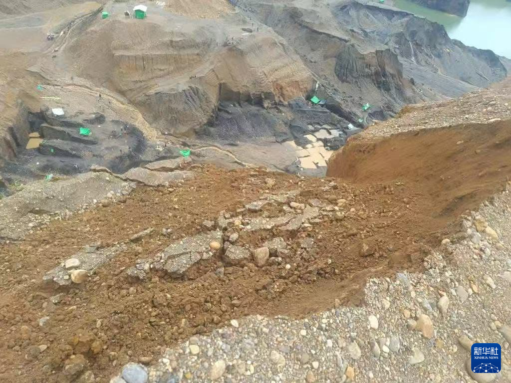 这是7月21日在缅甸克钦邦帕甘镇拍摄的玉石矿区坍塌事故现场。新华社发