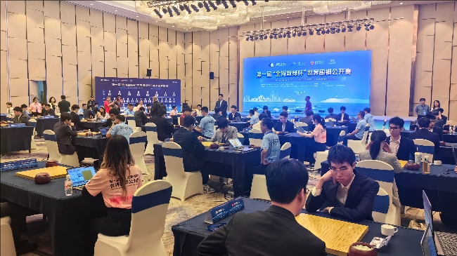 首届“北海新绎杯”世界围棋公开赛本赛64强赛现场。人民网记者 李乃妍摄