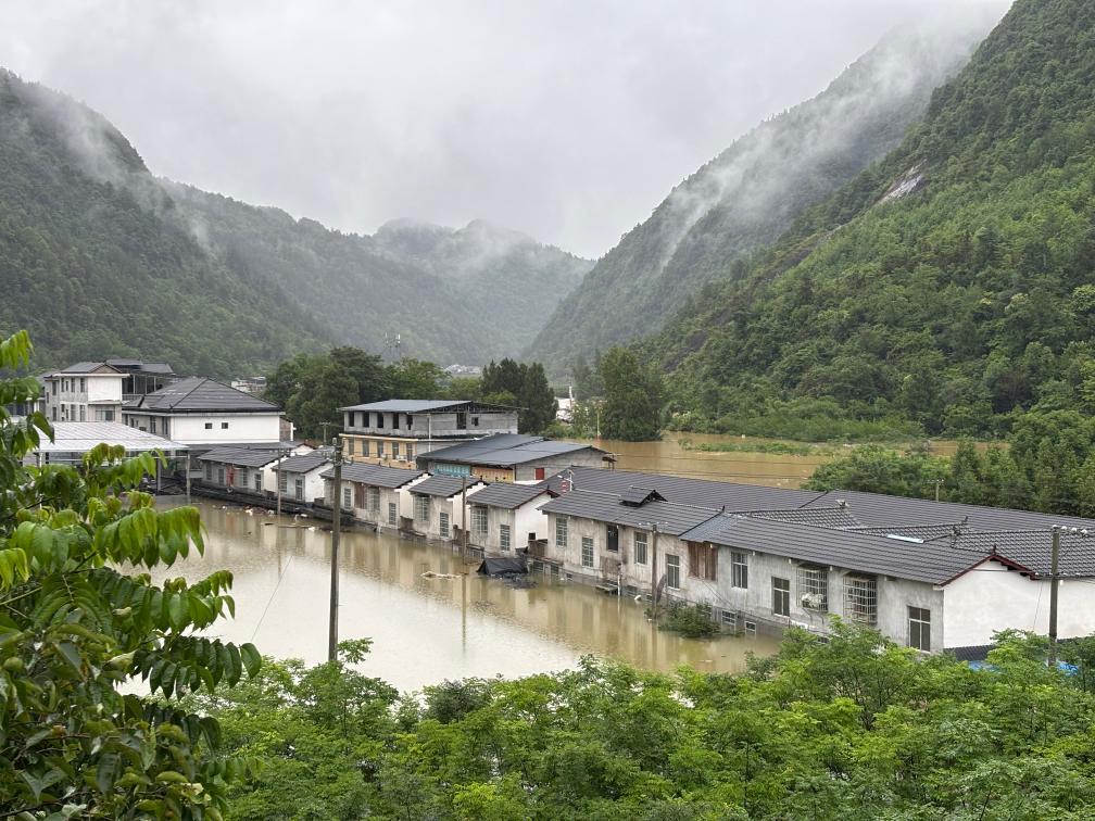 湖南省张家界市桑植县八大公山镇部分房屋被淹。新华社记者 余春生 摄