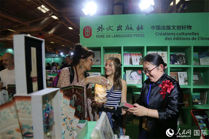 外国观众现场选购中国文创产品。人民网记者 于超凡摄