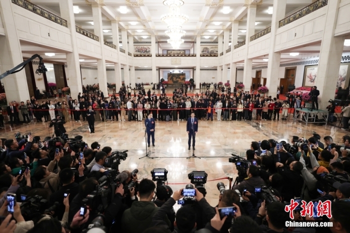 3月5日,十四届全国人大三次会议首场“代表通道”集中采访活动在北京人民大会堂举行。全国人大代表、小米集团创始人、董事长兼首席执行官雷军(右)、全国人大代表、海尔集团董事局主席、首席执行官周云杰接受采访。中新社记者 富田 摄 3月5日,十四届天下人年夜三次集会首场“代表通道”会合采访运动在北京国民年夜礼堂举办。天下人年夜代表、小米团体开创人、董事长兼首席履行官雷军(右)、天下人年夜代表、海尔团体董事局主席、首席履行官周云杰接收采访。中新社记者 富田 摄