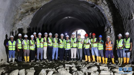 由中国建筑承建的斯里兰卡埃勒黑勒运河27.7公里引水隧洞项目4号隧洞顺利贯通。(图片由中国建筑斯里兰卡分公司提供)