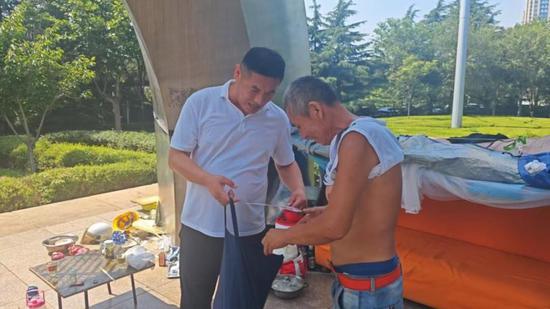 青岛市救助服务中心为露宿人员发放物资。来源：青岛民政