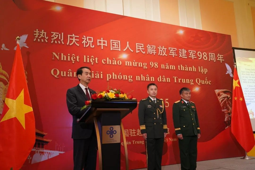 何炜大使(左一)在招待会上致辞。中国驻越南大使馆供图