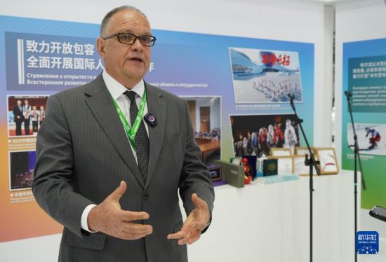 7月7日,俄罗斯驻华商务代表阿列克谢·达赫诺夫斯基在俄罗斯叶卡捷琳堡市举行的第九届中俄博览会期间接受新华社记者专访。新华社记者 刘恺 摄
