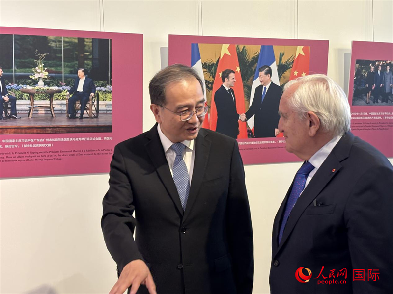 中国驻法国大使邓励和法国前总理拉法兰共同参观图片展。人民网记者 于超凡摄