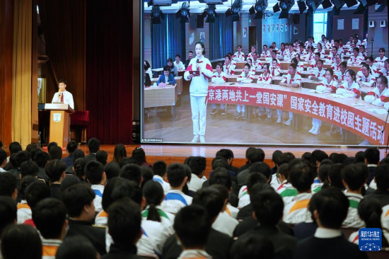 4月9日,在“京港两地共上一堂国安课”活动上,香港培侨中学学生通过视频连线和北京人大附中分校学生互动交流。新华社发(王申摄)