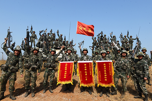 “平型关大战突击连”夺得三面流动红旗,难掩心中喜悦。詹丽红摄