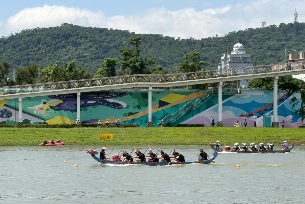5月30日,选手在台北基隆河上参加2025年台北龙舟锦标赛。新华社记者 李悦 摄
