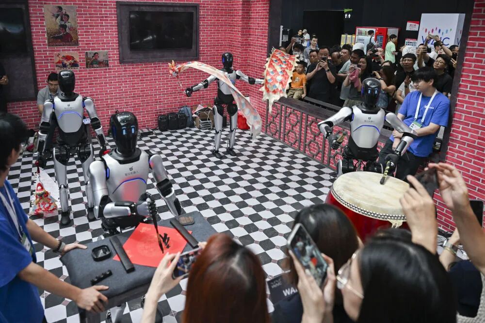 图为2025世界人工智能大会上,机器人进行“才艺”展示(7月29日,新华社记者陈浩明 摄)