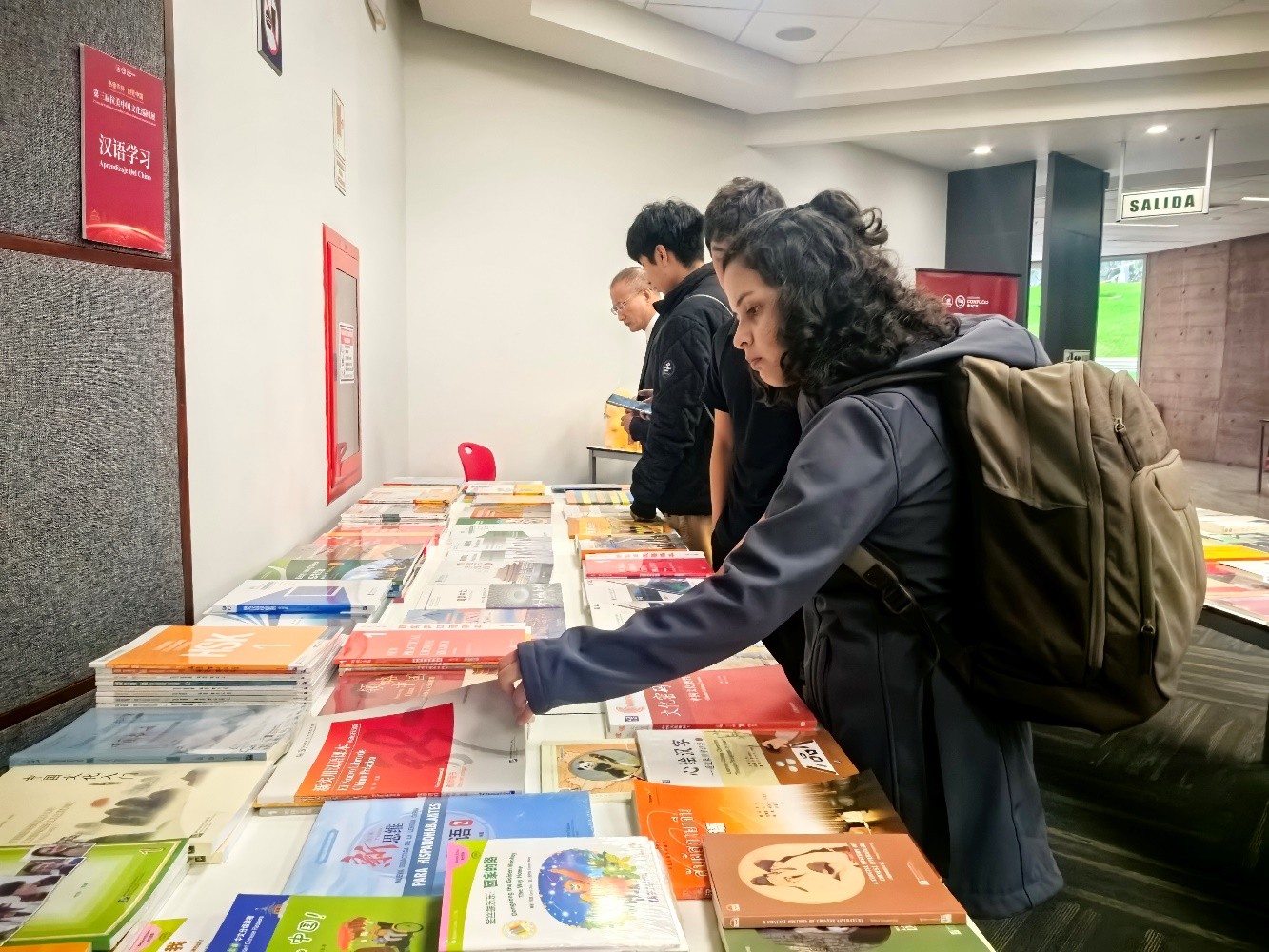 当地时间6月30日下午，第三届拉美中国文化巡回展在秘鲁天主教大学举办。图为现场观众参与图书文创展。活动主办方供图