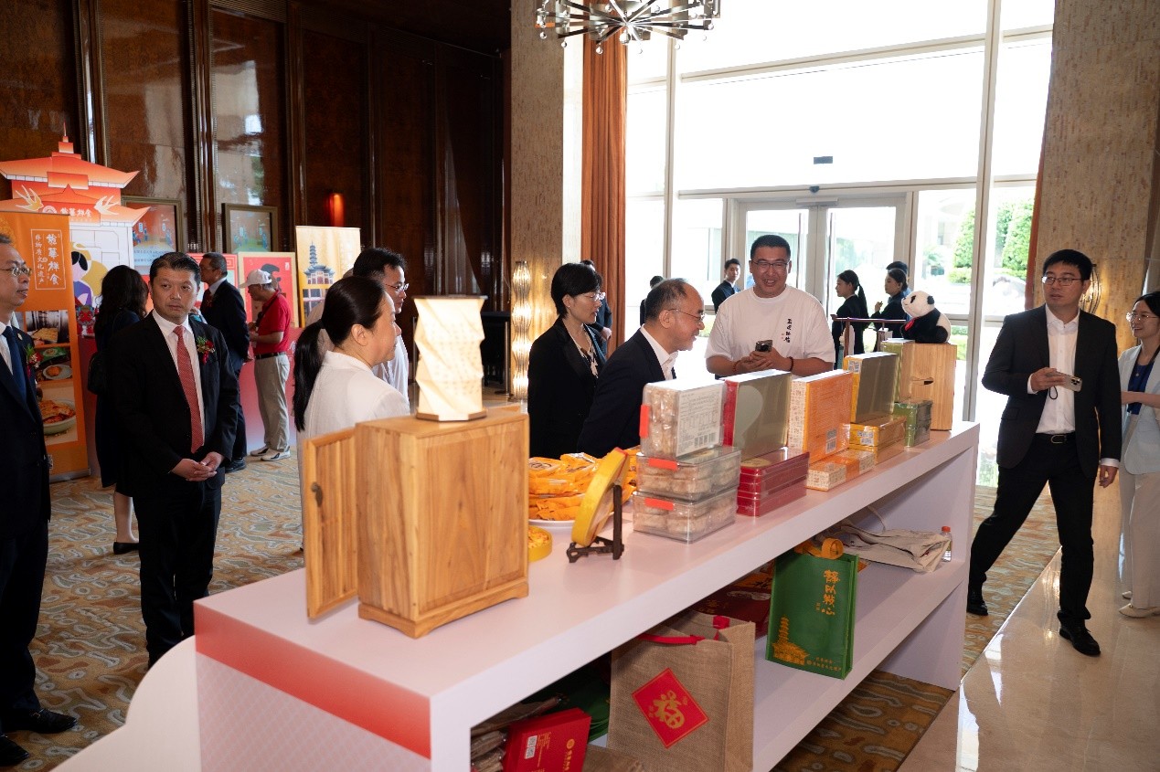 上海非遗美食在澳门展示,吸引众人驻足观看品尝。主办方供图