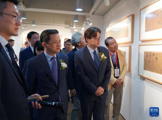 7月7日,在韩国首尔,现场嘉宾一同观看展览。新华社发(孙一然摄)
