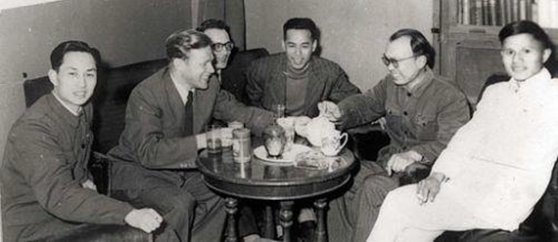 徐舜寿(右三)黄志千(右二)叶正大(左一)