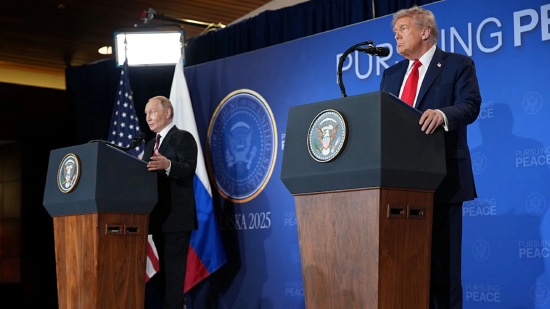美国总统唐纳德・特朗普(右)与俄罗斯总统弗拉基米尔・普京举行新闻发布会。