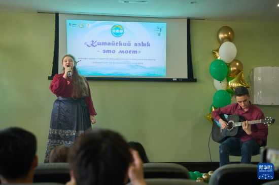 4月10日,在俄罗斯符拉迪沃斯托克,选手表演配乐诗朗诵《木兰辞》。新华社发(郭飞洲摄)