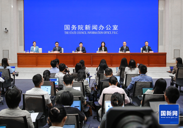 国新办举行新闻发布会介绍个人消费贷款贴息政策和服务业经营主体贷款贴息政策有关情况。来源：国新网